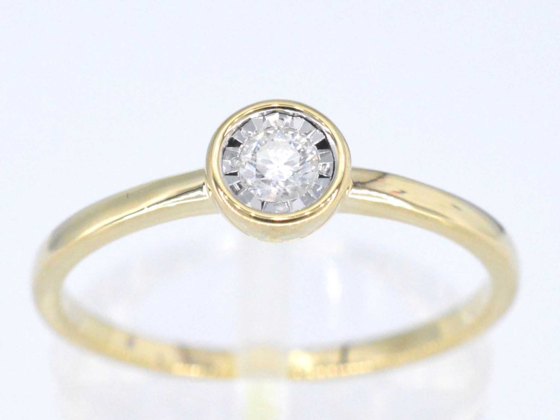 Gouden ring met een briljant geslepen diamant