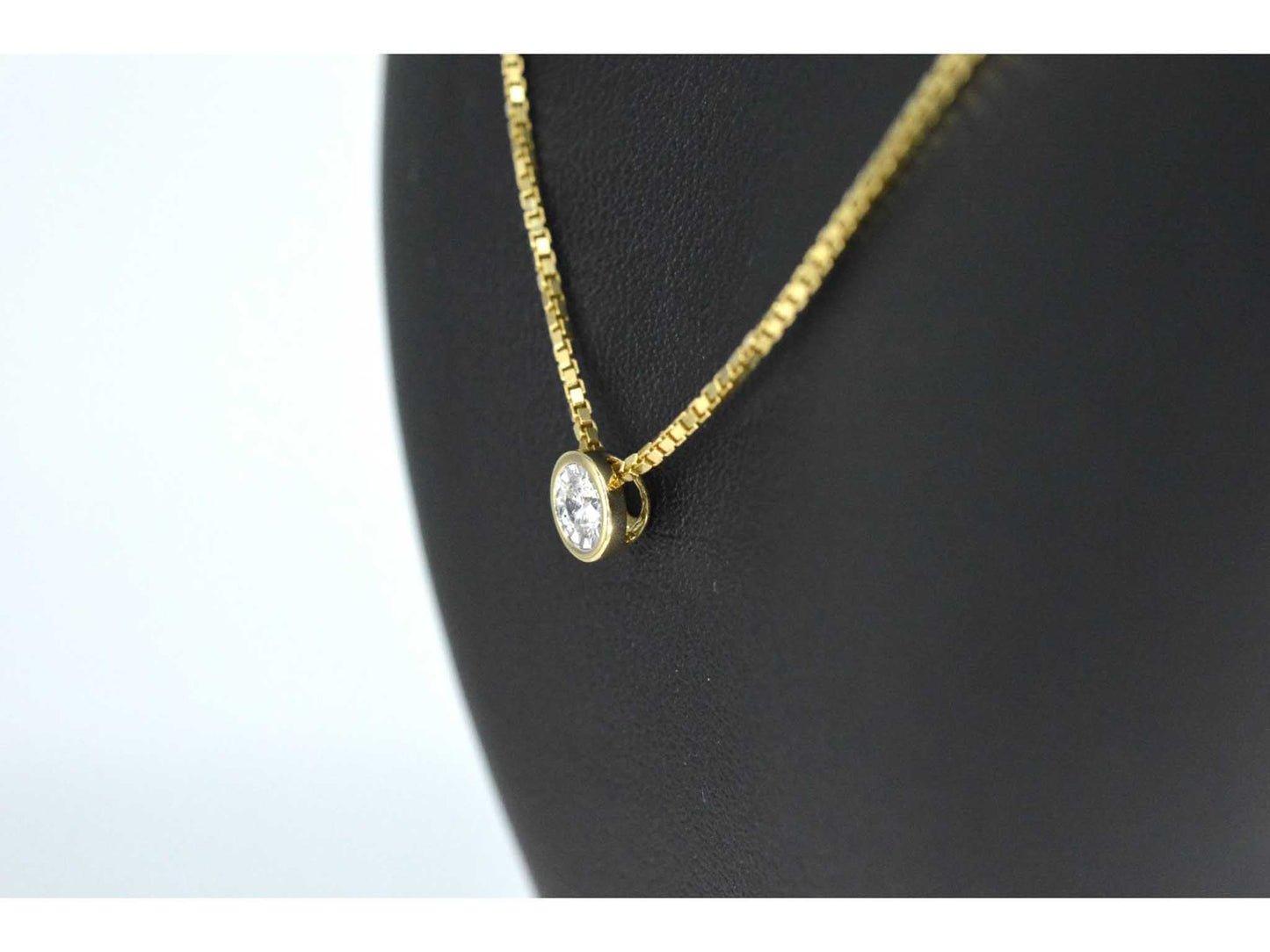 Gouden hanger met een briljant geslepen diamant