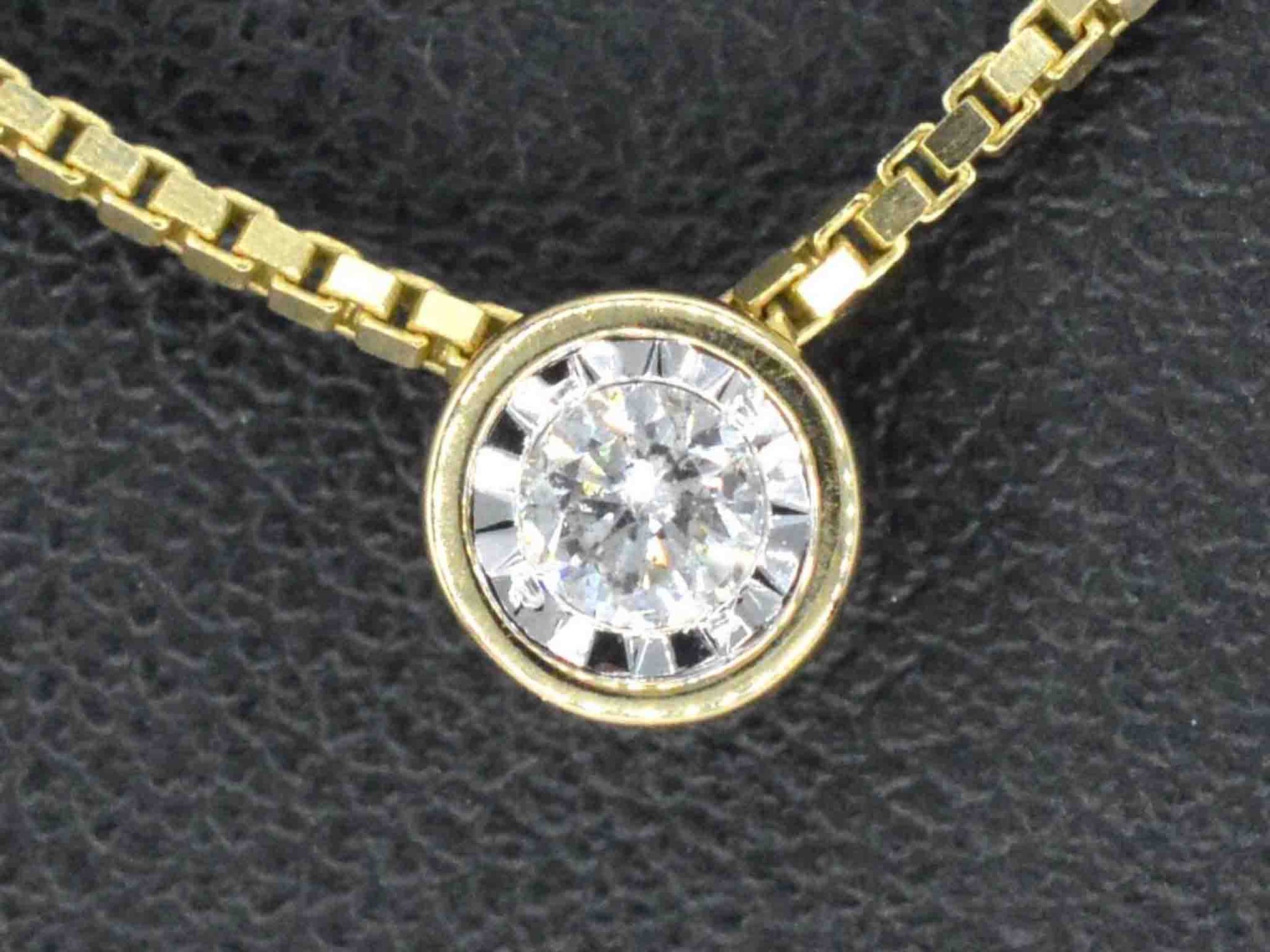 Gouden hanger met een briljant geslepen diamant