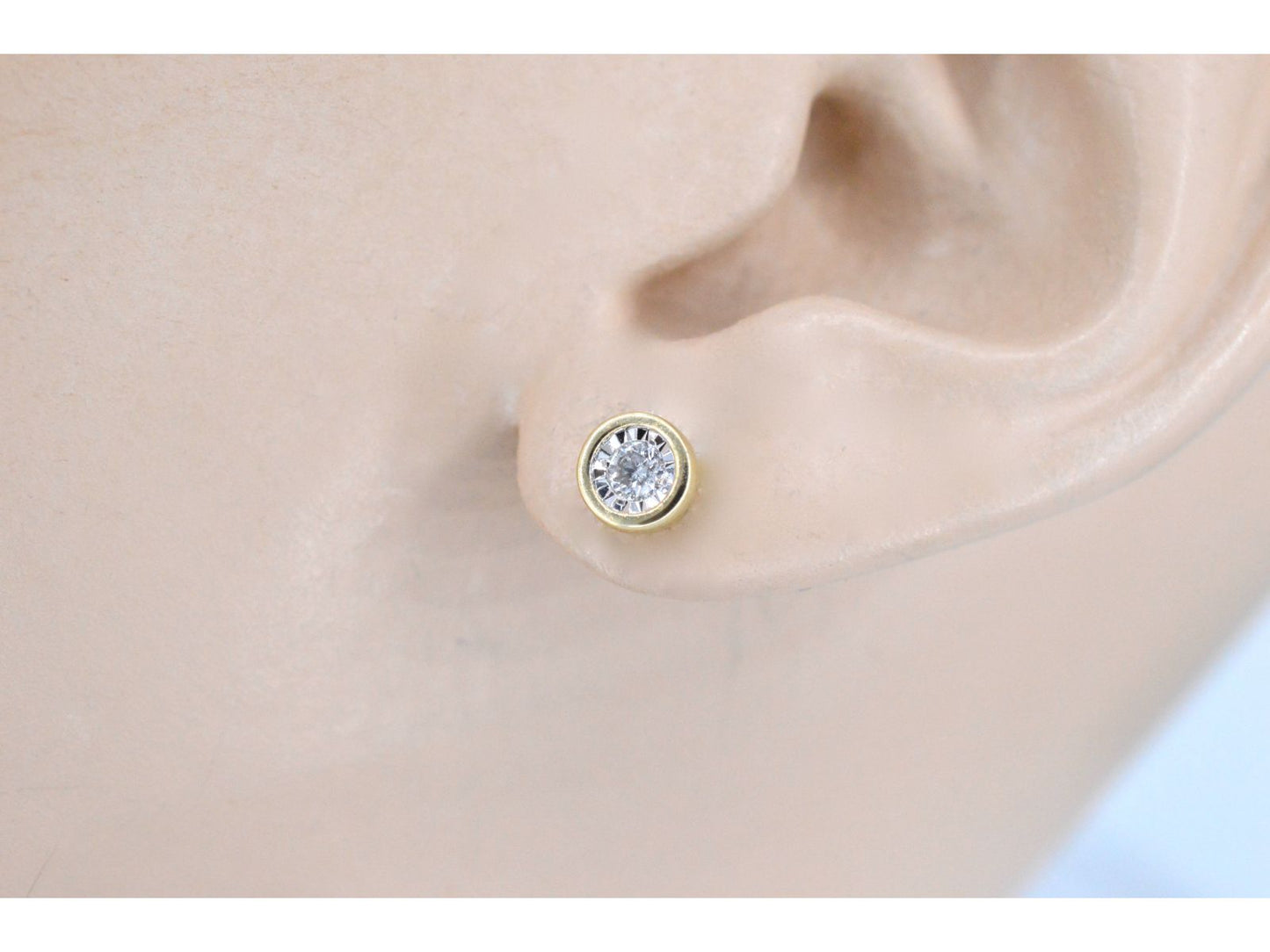 Gouden oorbellen met een briljant geslepen diamant