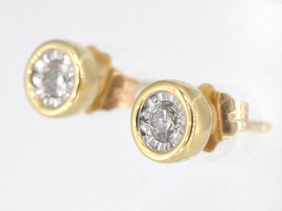Gouden oorbellen met een briljant geslepen diamant