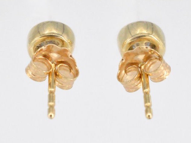 Gouden oorbellen met een briljant geslepen diamant