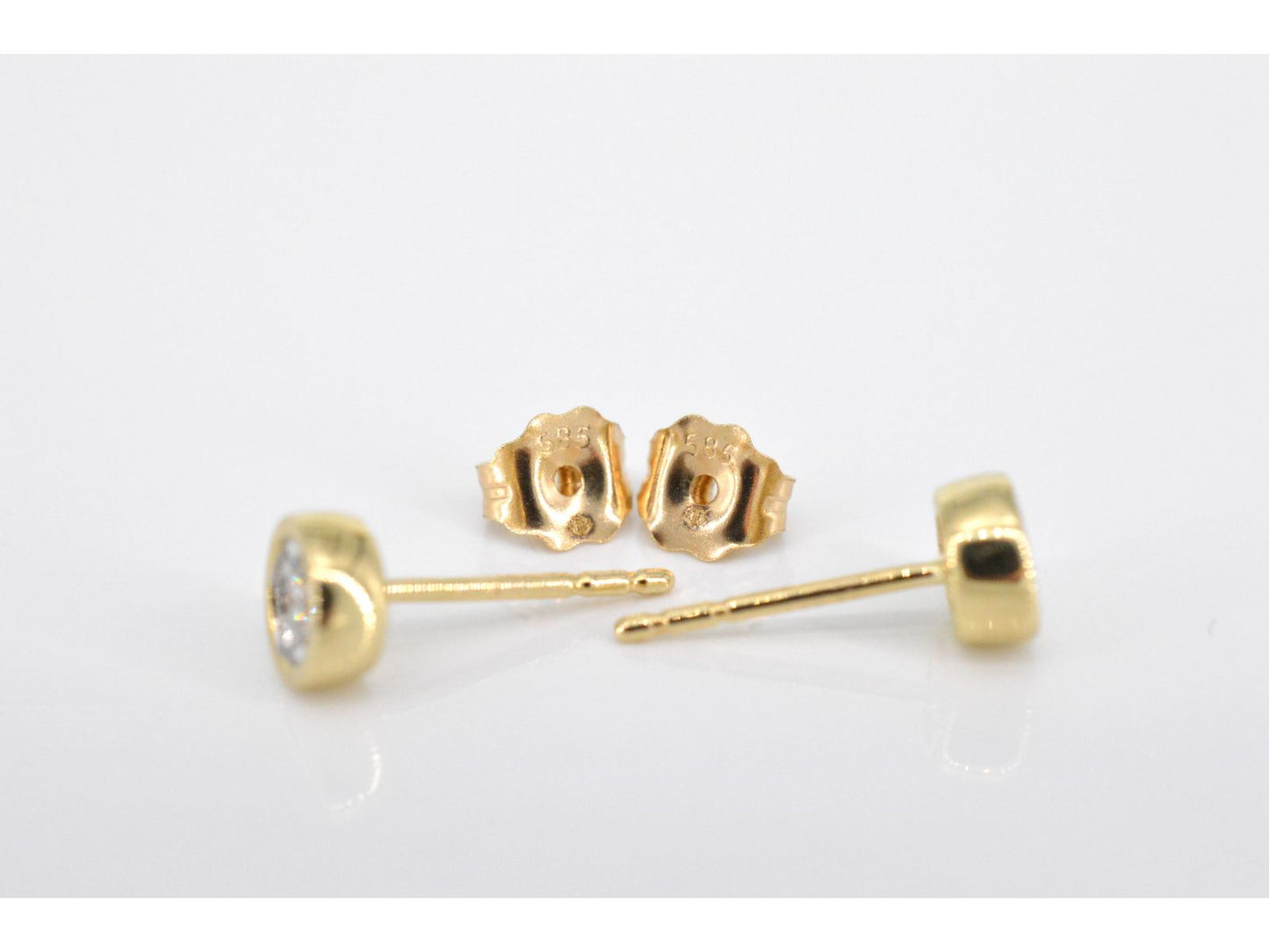 Gouden oorbellen met een briljant geslepen diamant