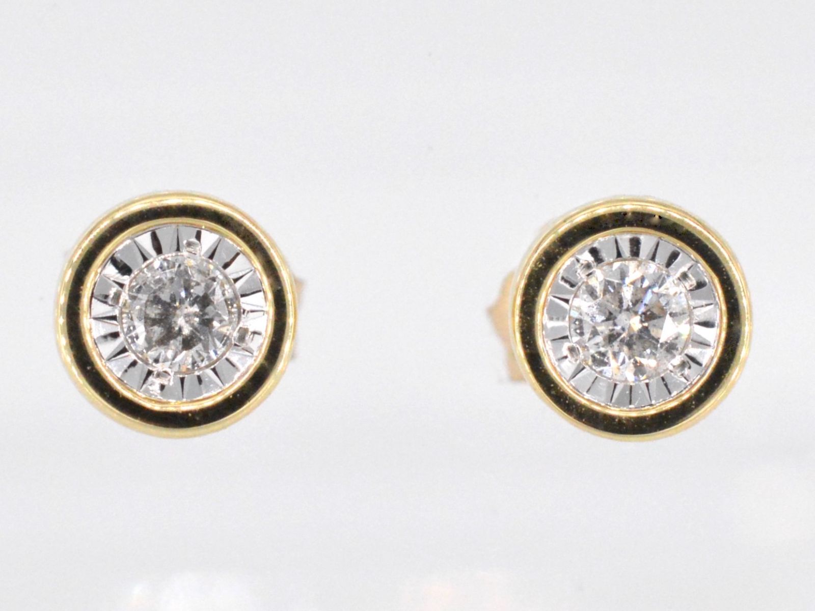 Gouden oorbellen met een briljant geslepen diamant