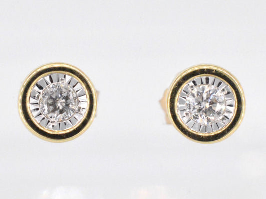 Gouden oorbellen met een briljant geslepen diamant