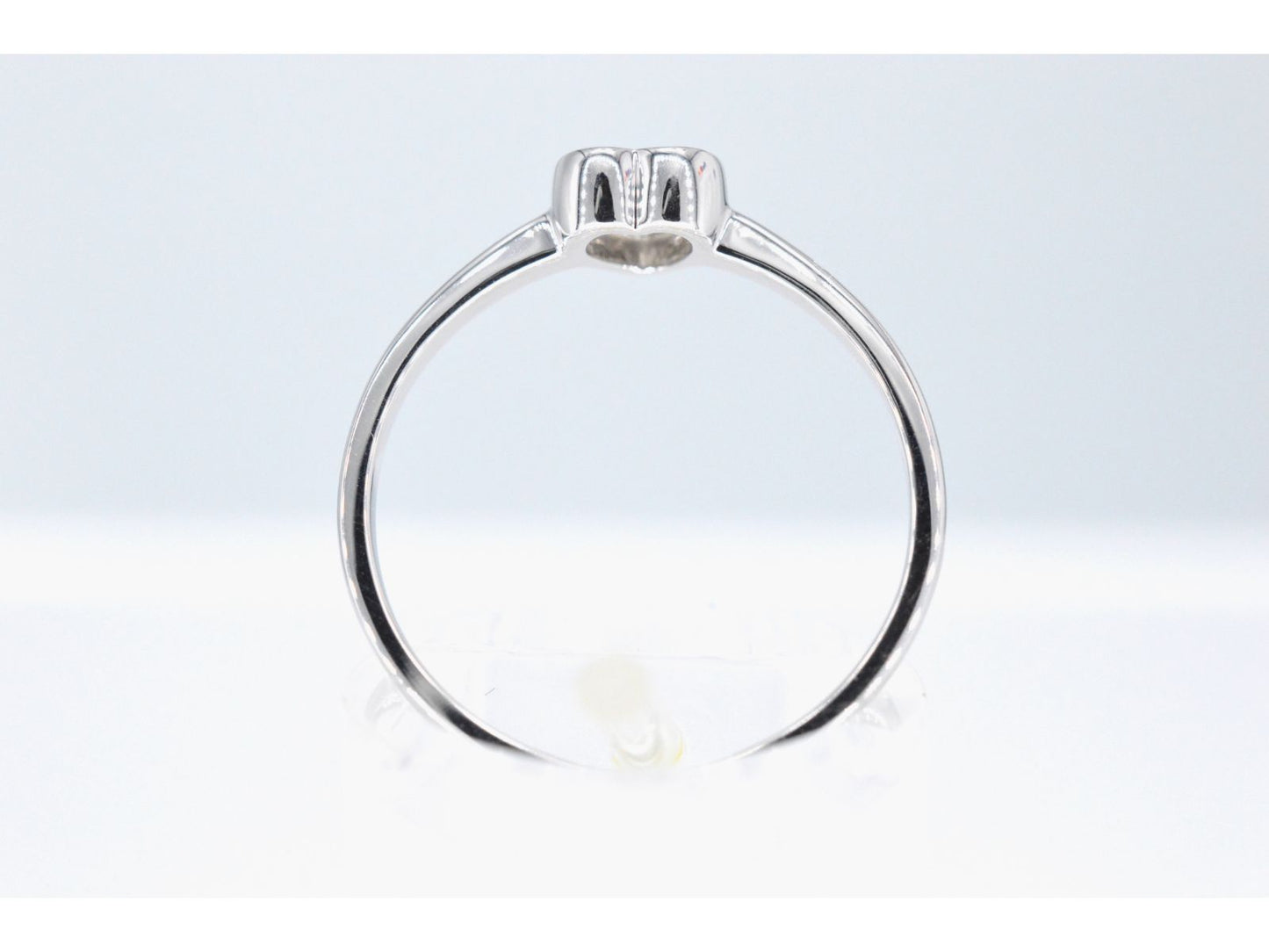 Witgouden ring met een briljant geslepen diamant in hartvorm 2094-2