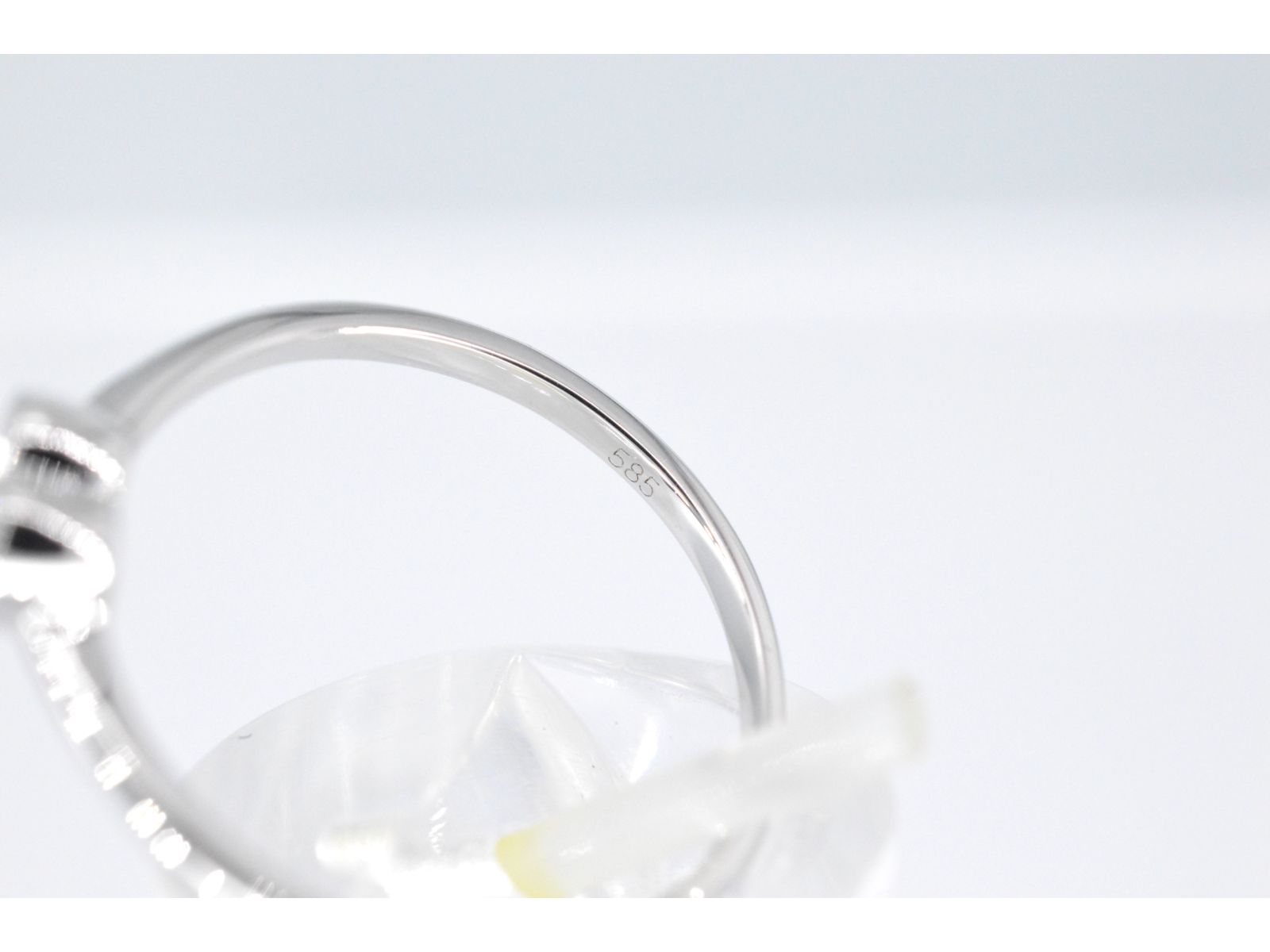 Witgouden ring met een briljant geslepen diamant in hartvorm 2094-3