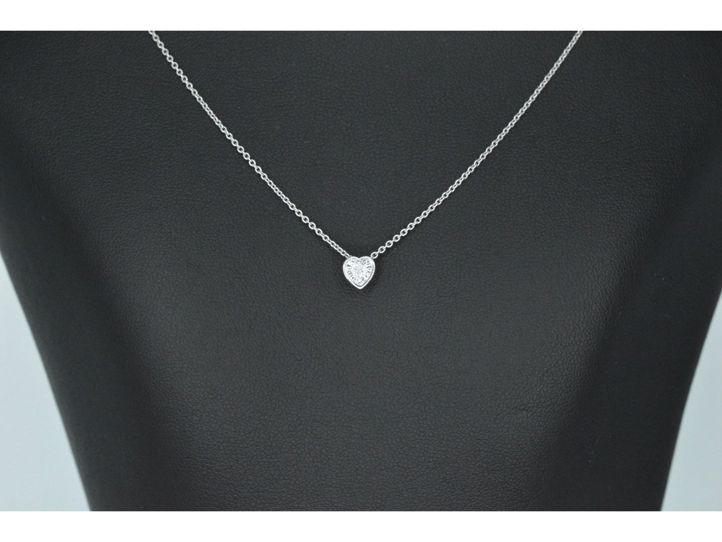 Witgouden hanger met een briljant geslepen diamant in hartvorm