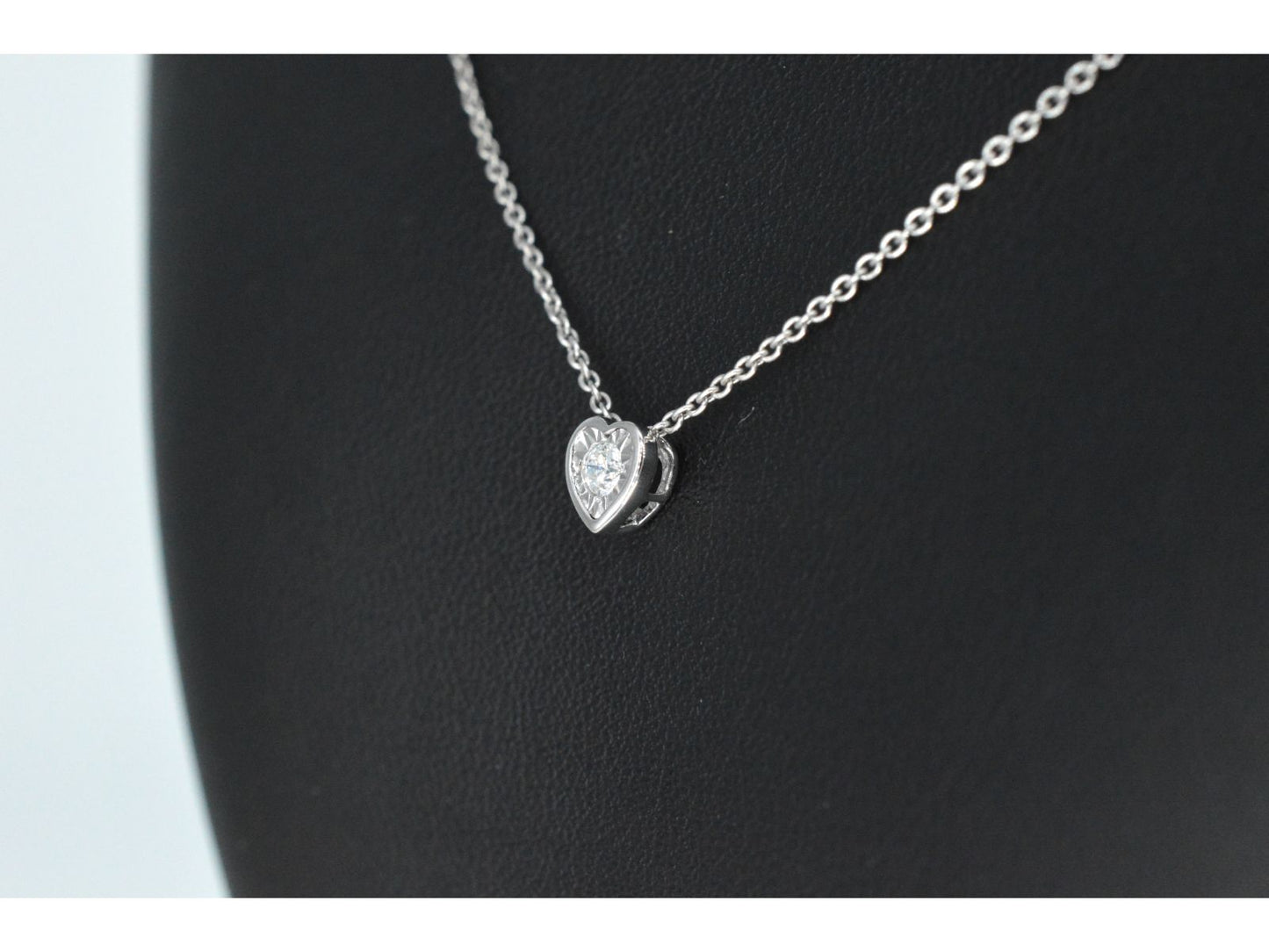 Witgouden hanger met een briljant geslepen diamant in hartvorm