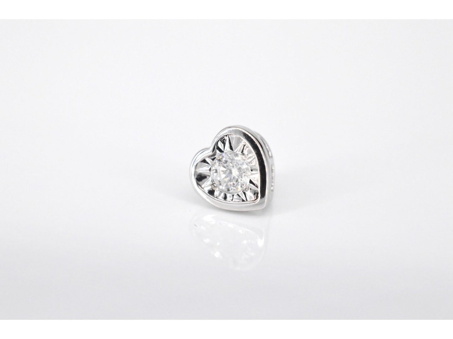 Witgouden hanger met een briljant geslepen diamant in hartvorm