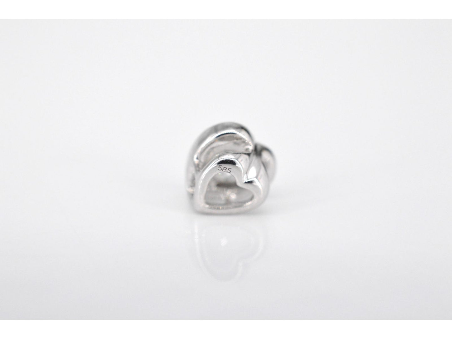 Witgouden hanger met een briljant geslepen diamant in hartvorm