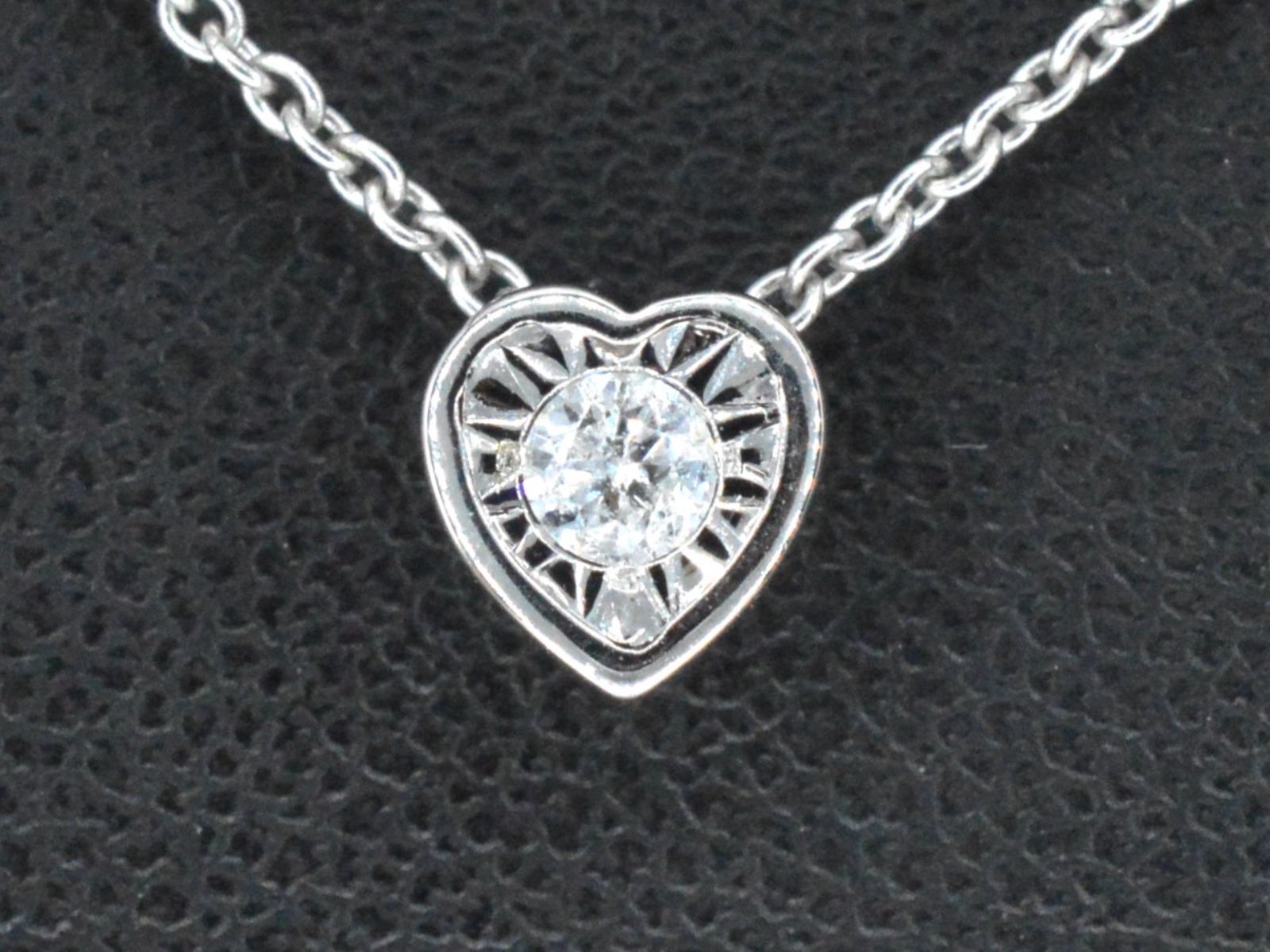 Witgouden hanger met een briljant geslepen diamant in hartvorm