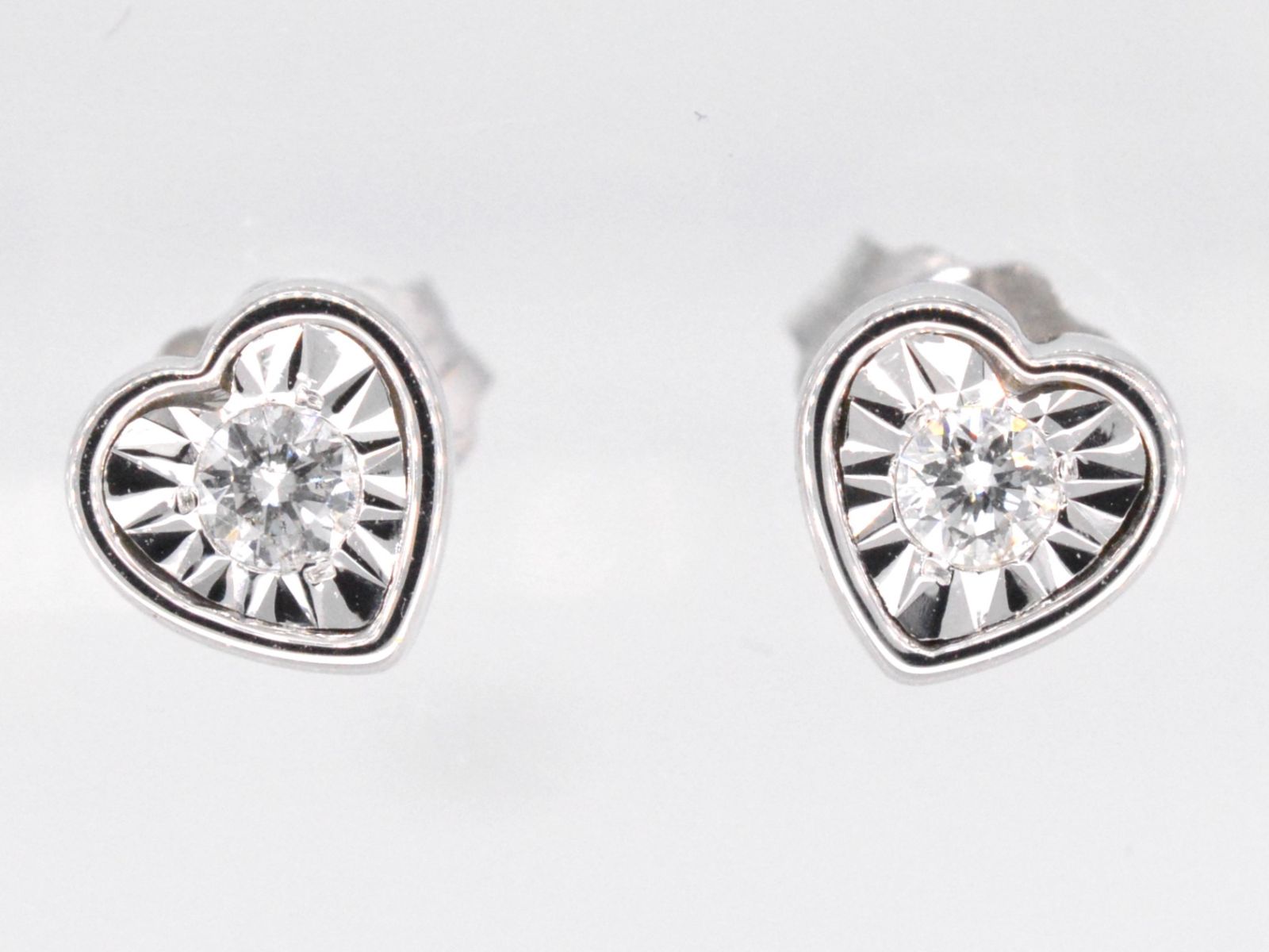 Witgouden oorbellen met een briljant geslepen diamant in hartvorm