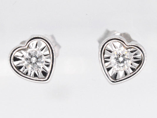 Witgouden oorbellen met een briljant geslepen diamant in hartvorm