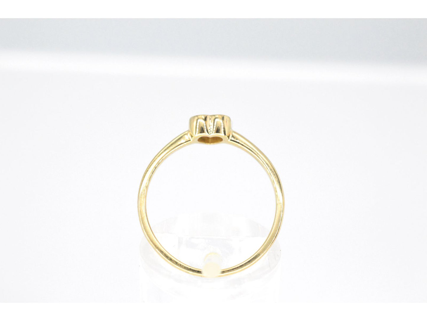 Gouden ring met een briljant geslepen diamant in hartvorm