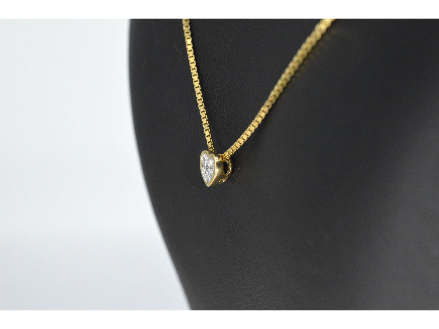 Gouden hanger met een briljant geslepen diamant in hartvorm
