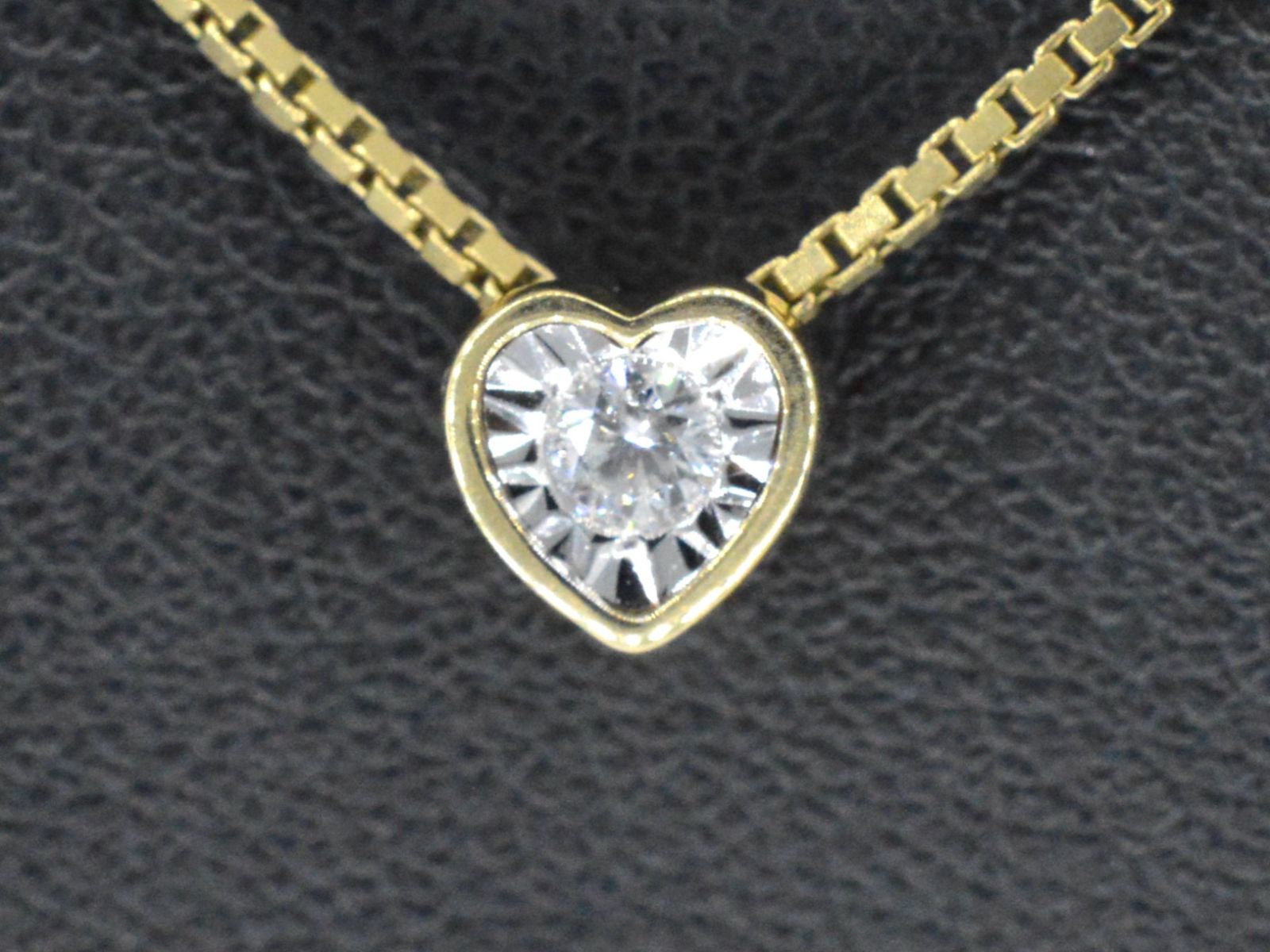 Gouden hanger met een briljant geslepen diamant in hartvorm