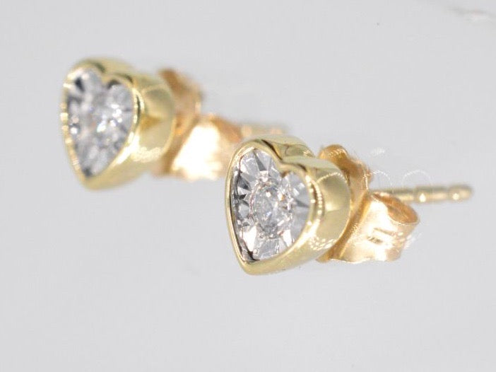 Gouden oorbellen met een briljant geslepen diamant in hartvorm