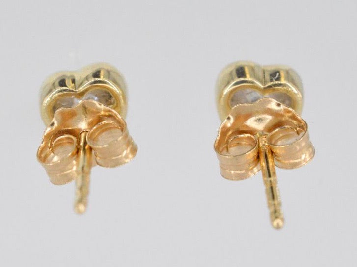 Gouden oorbellen met een briljant geslepen diamant in hartvorm