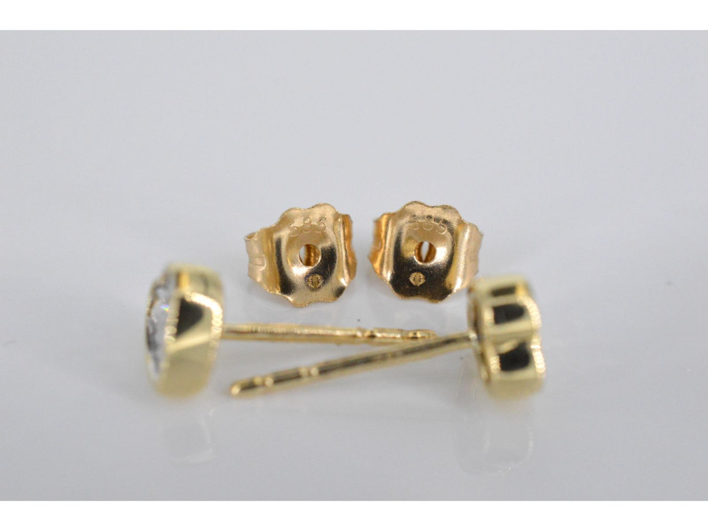 Gouden oorbellen met een briljant geslepen diamant in hartvorm