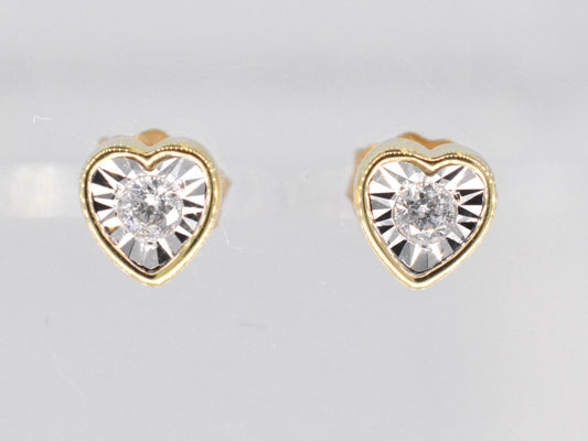 Gouden oorbellen met een briljant geslepen diamant in hartvorm