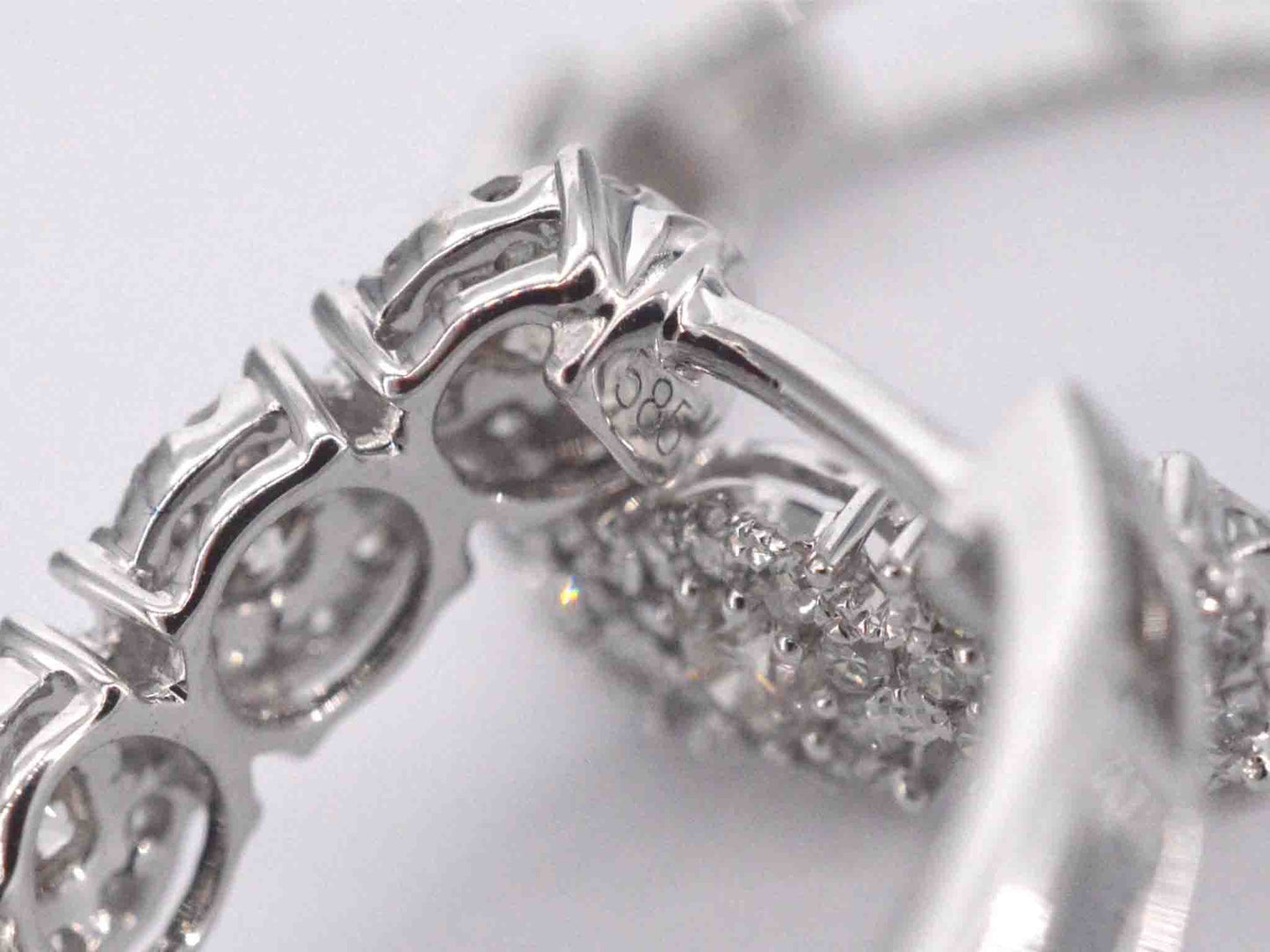 Witgouden creolen oorbellen met vijf chatons met diamanten