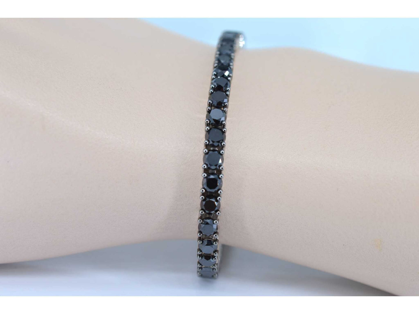 Witgouden tennisarmband rondom gezet met zwarte diamanten