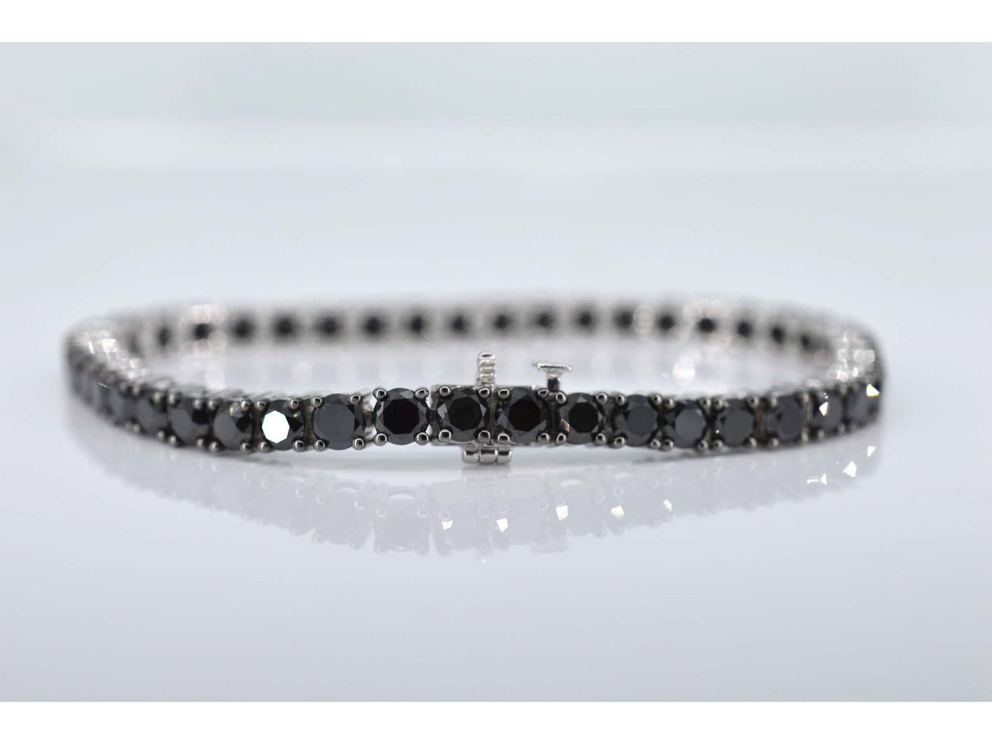 Witgouden tennisarmband rondom gezet met zwarte diamanten