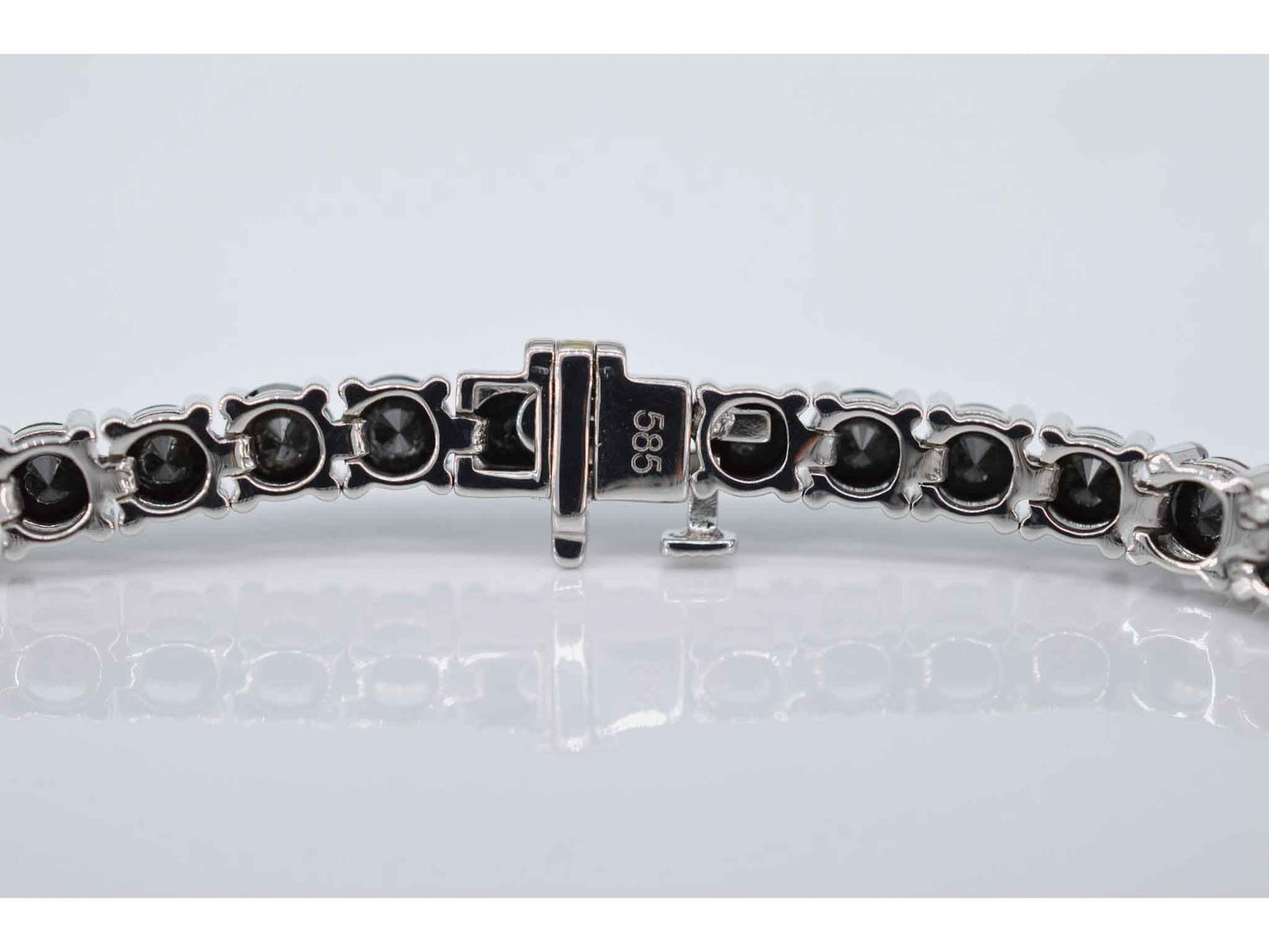 Witgouden tennisarmband rondom gezet met zwarte diamanten