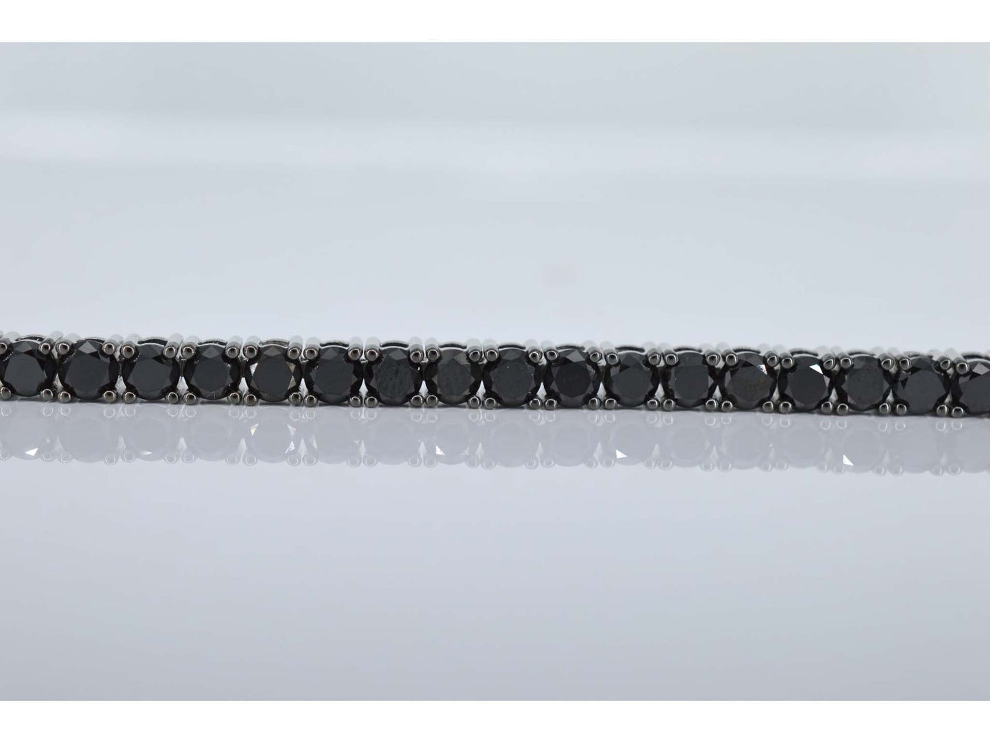 Witgouden tennisarmband rondom gezet met zwarte diamanten
