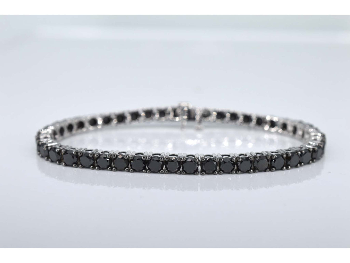 Witgouden tennisarmband rondom gezet met zwarte diamanten