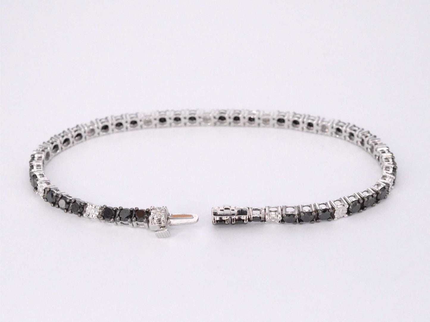 Witgouden tennisarmband rondom gezet met zwarte en witte diamanten