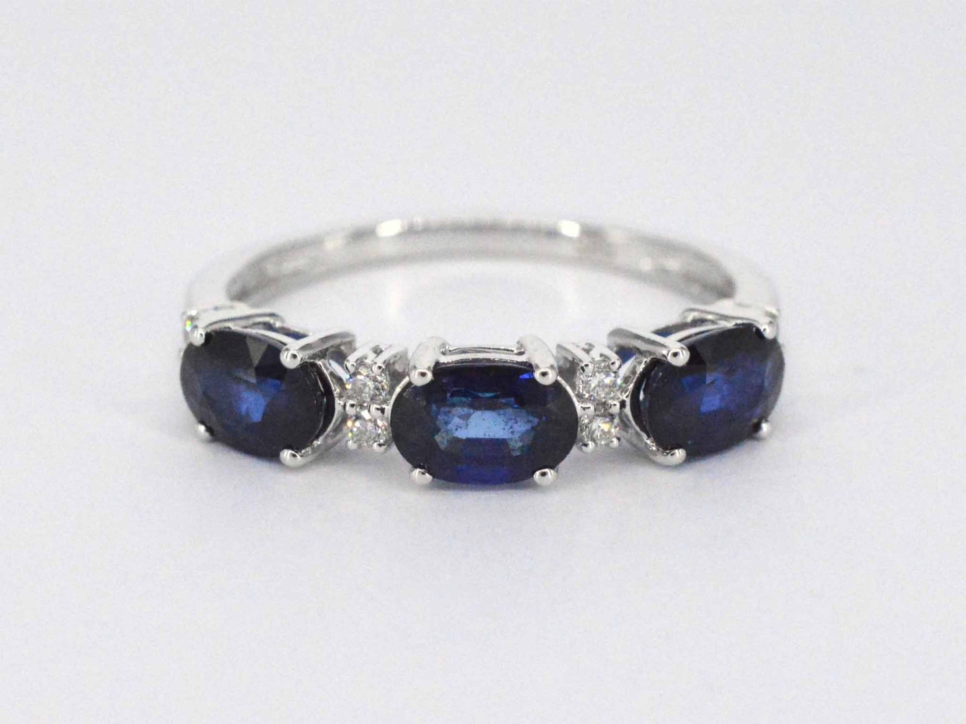 Witgouden ring met diamanten en saffier 2122-4