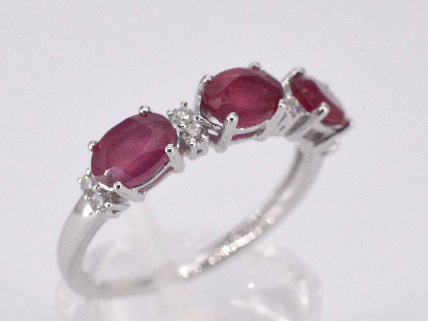 Witgouden ring met diamanten en robijn