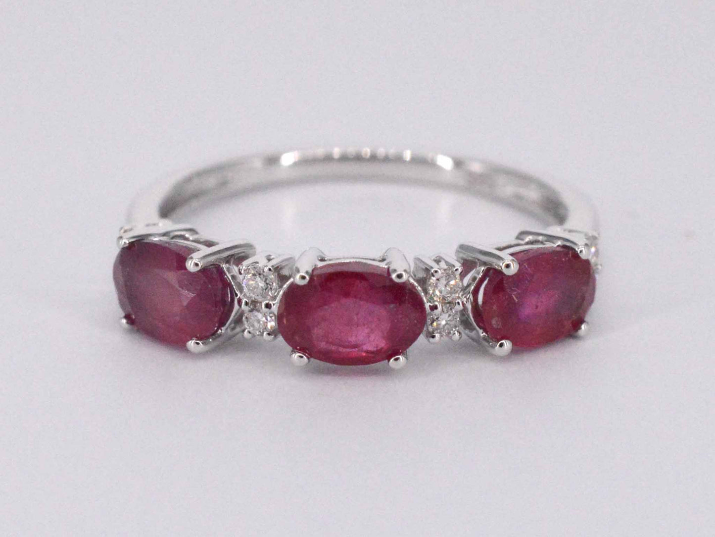 Witgouden ring met diamanten en robijn