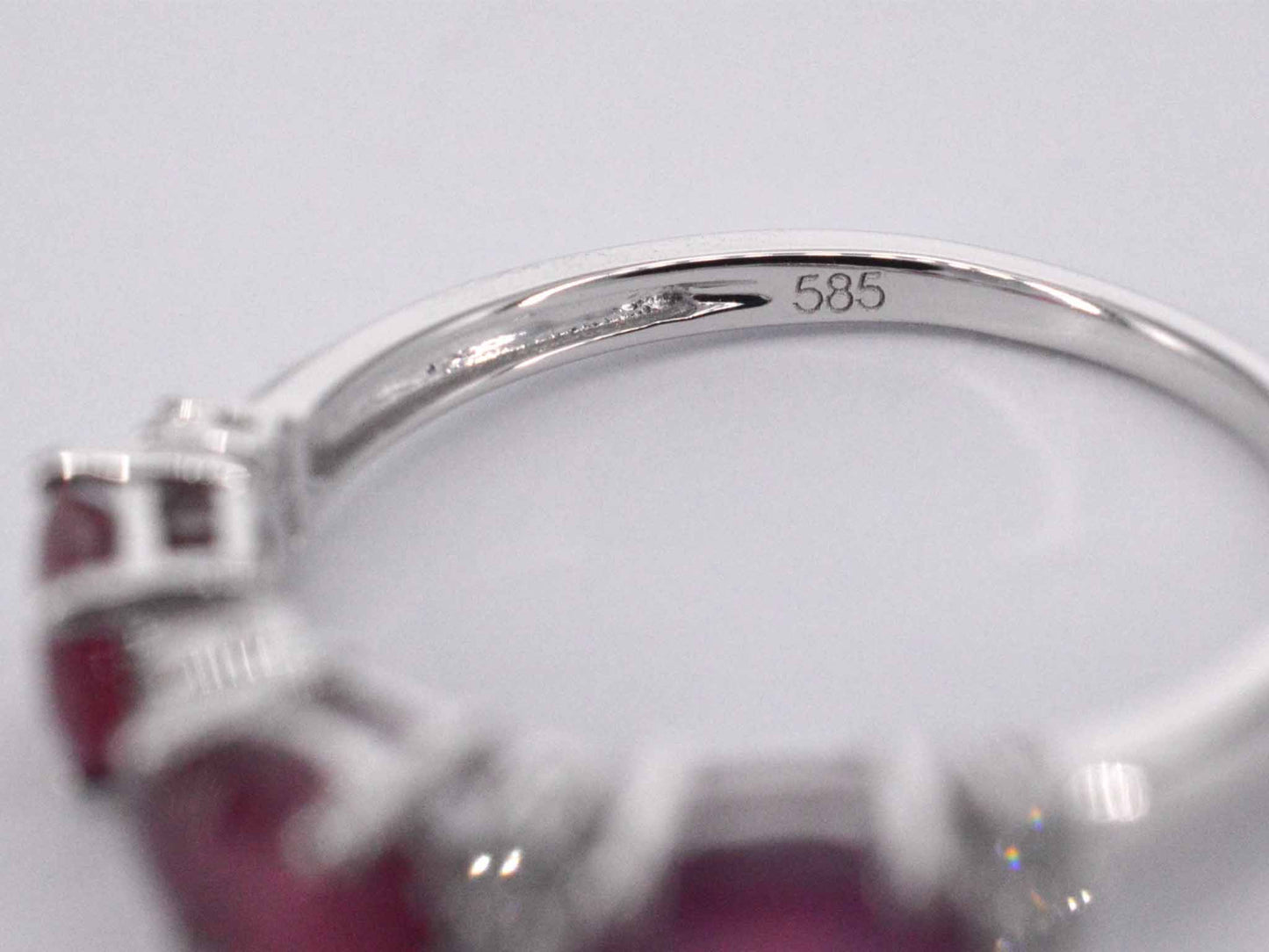 Witgouden ring met diamanten en robijn