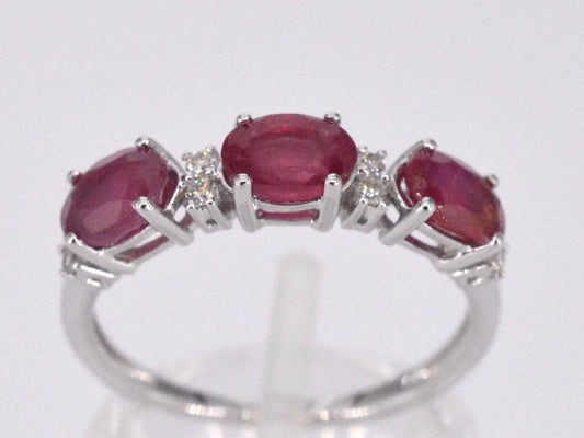 Witgouden ring met diamanten en robijn