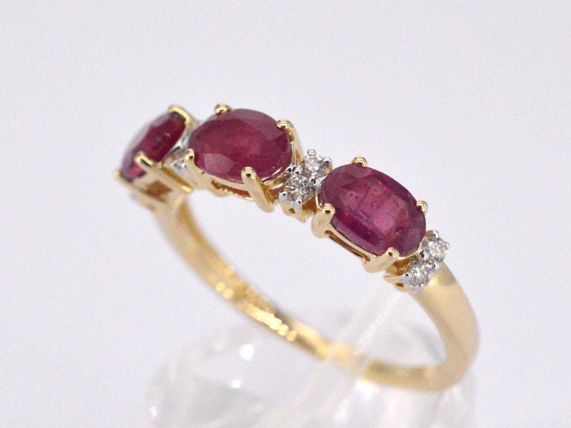 Gouden ring met diamanten en robijn 2125-3