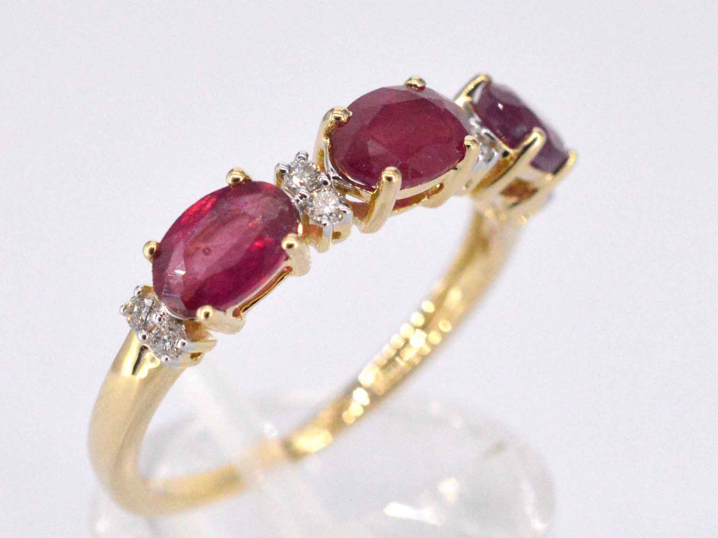 Gouden ring met diamanten en robijn 2125-4