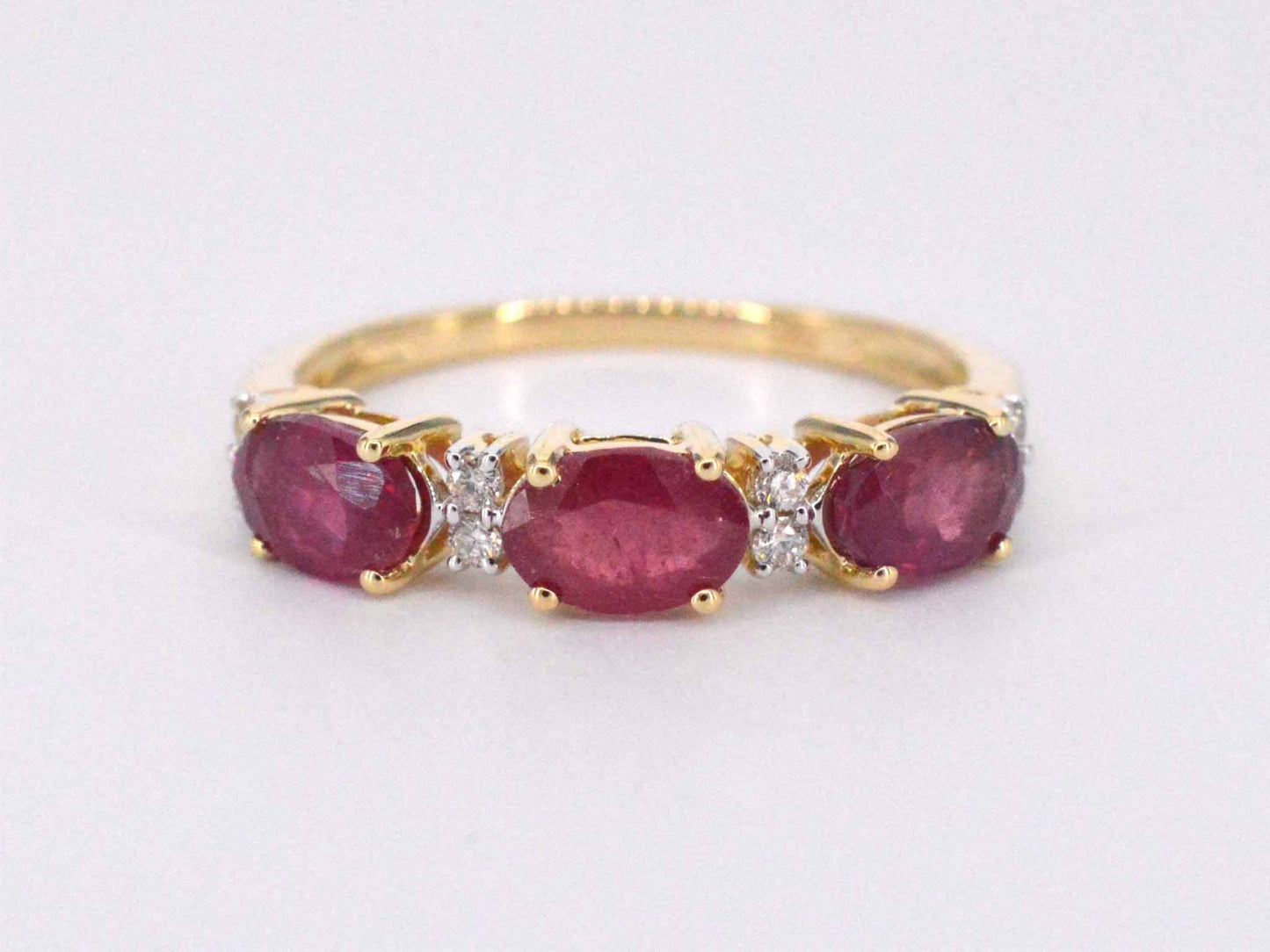 Gouden ring met diamanten en robijn 2125-5