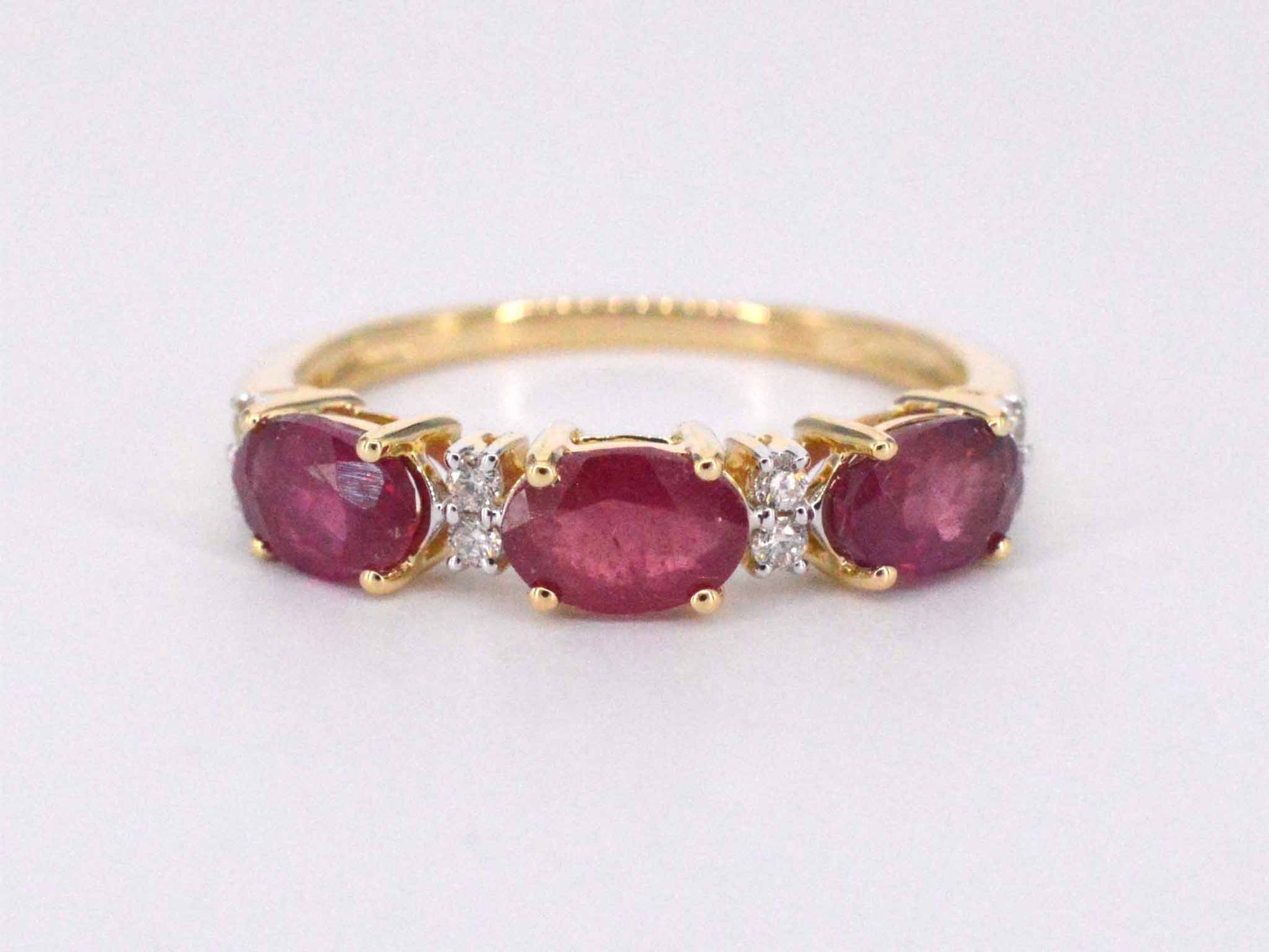 Gouden ring met diamanten en robijn 2125-5