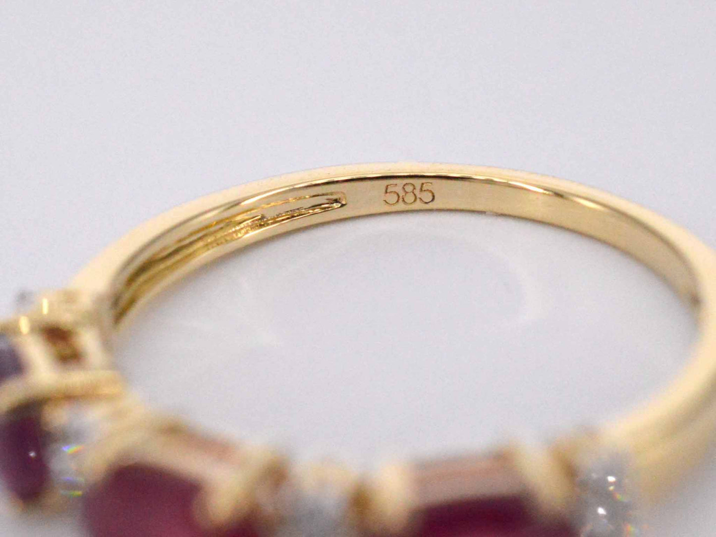 Gouden ring met diamanten en robijn 2125-8