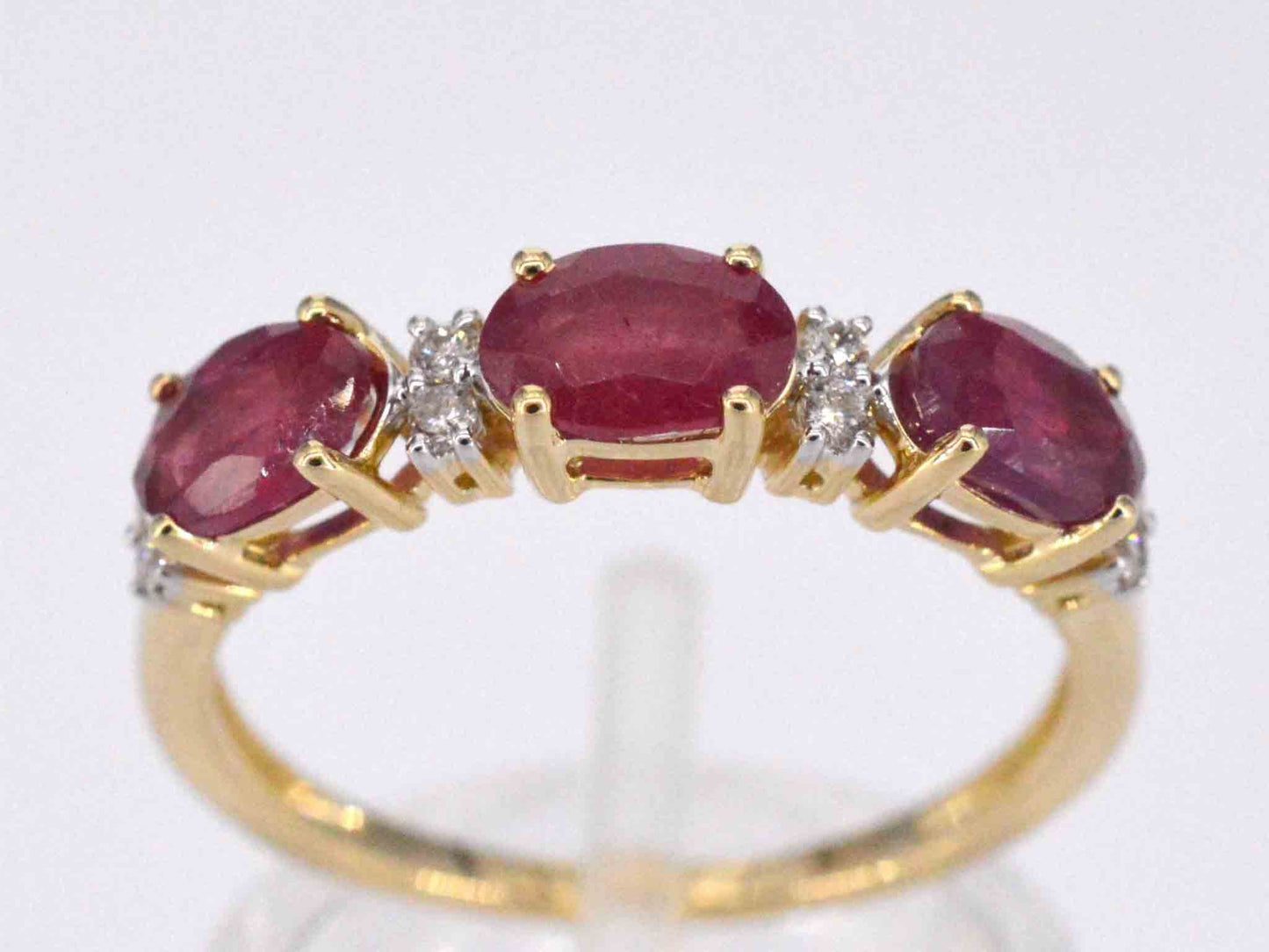 Gouden ring met diamanten en robijn 2125-9