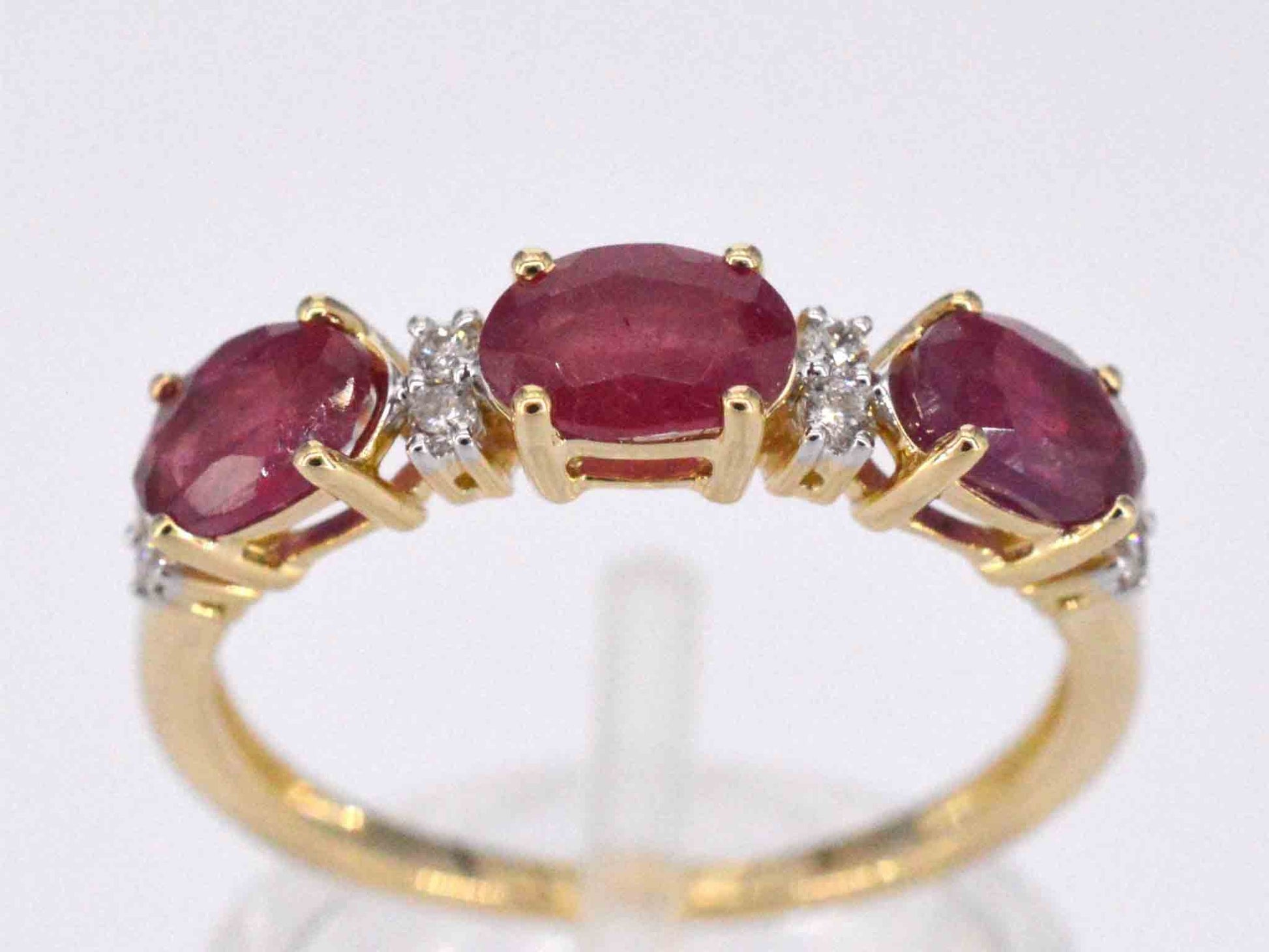 Gouden ring met diamanten en robijn 2125-9