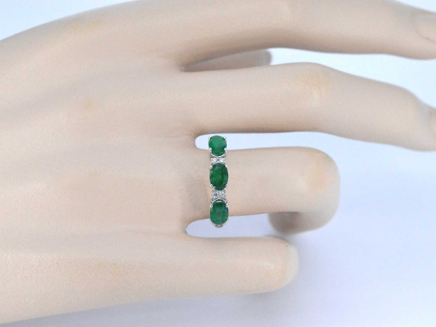 Witgouden ring met diamanten en smaragd 2126-1