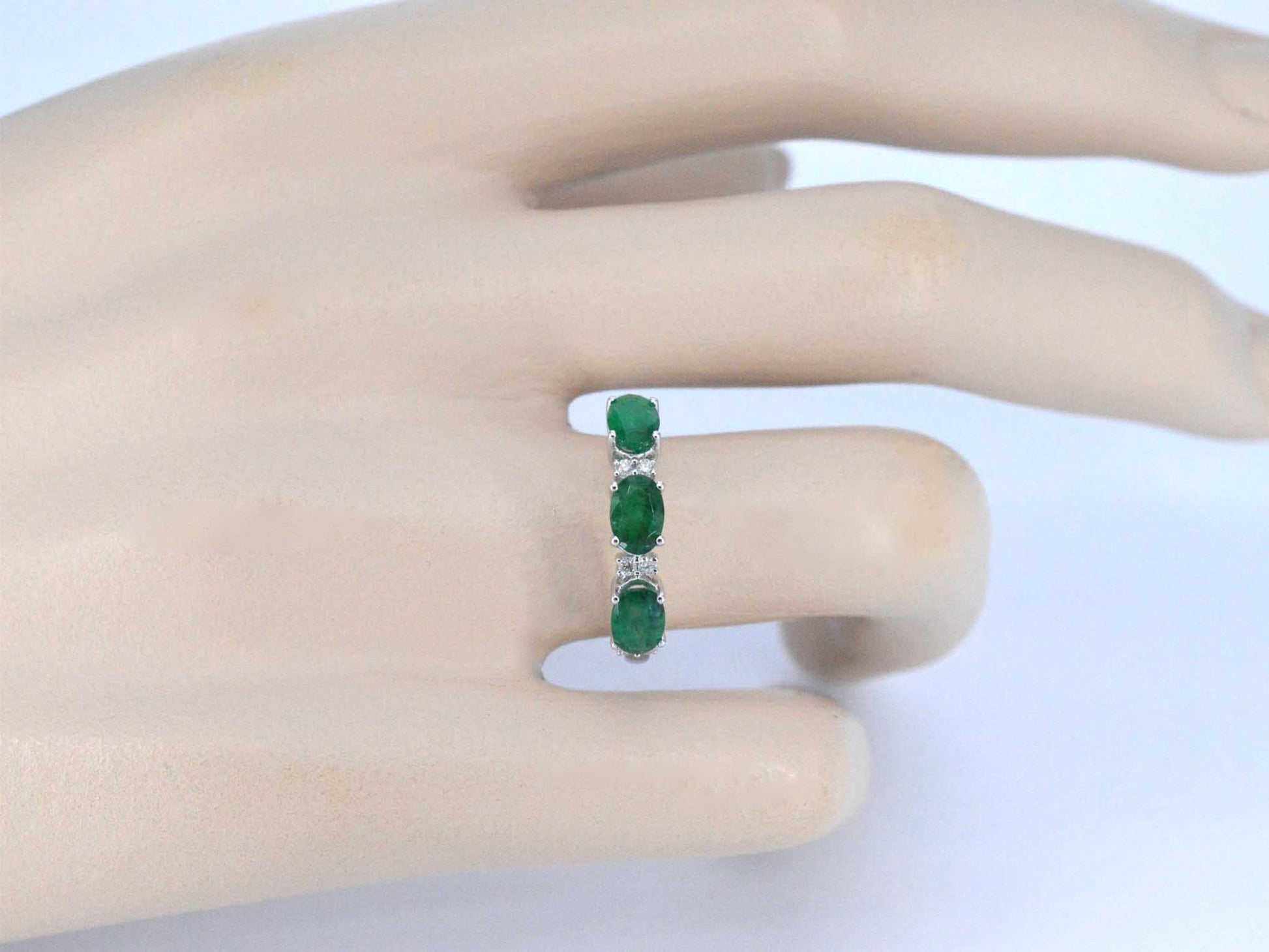 Witgouden ring met diamanten en smaragd 2126-1