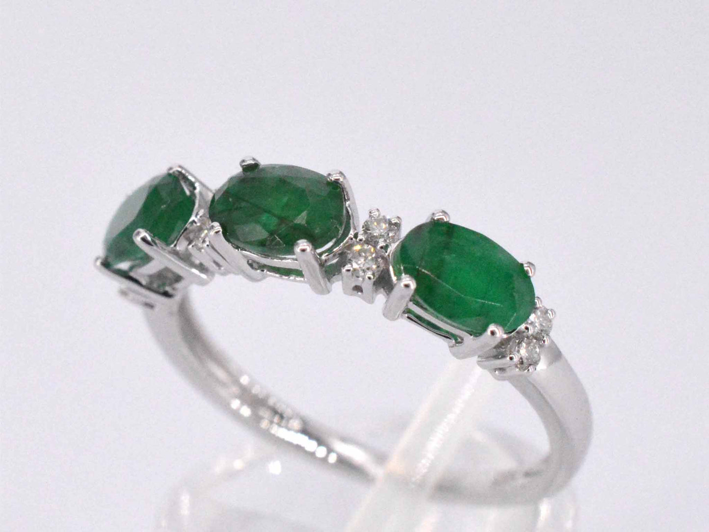 Witgouden ring met diamanten en smaragd 2126-2