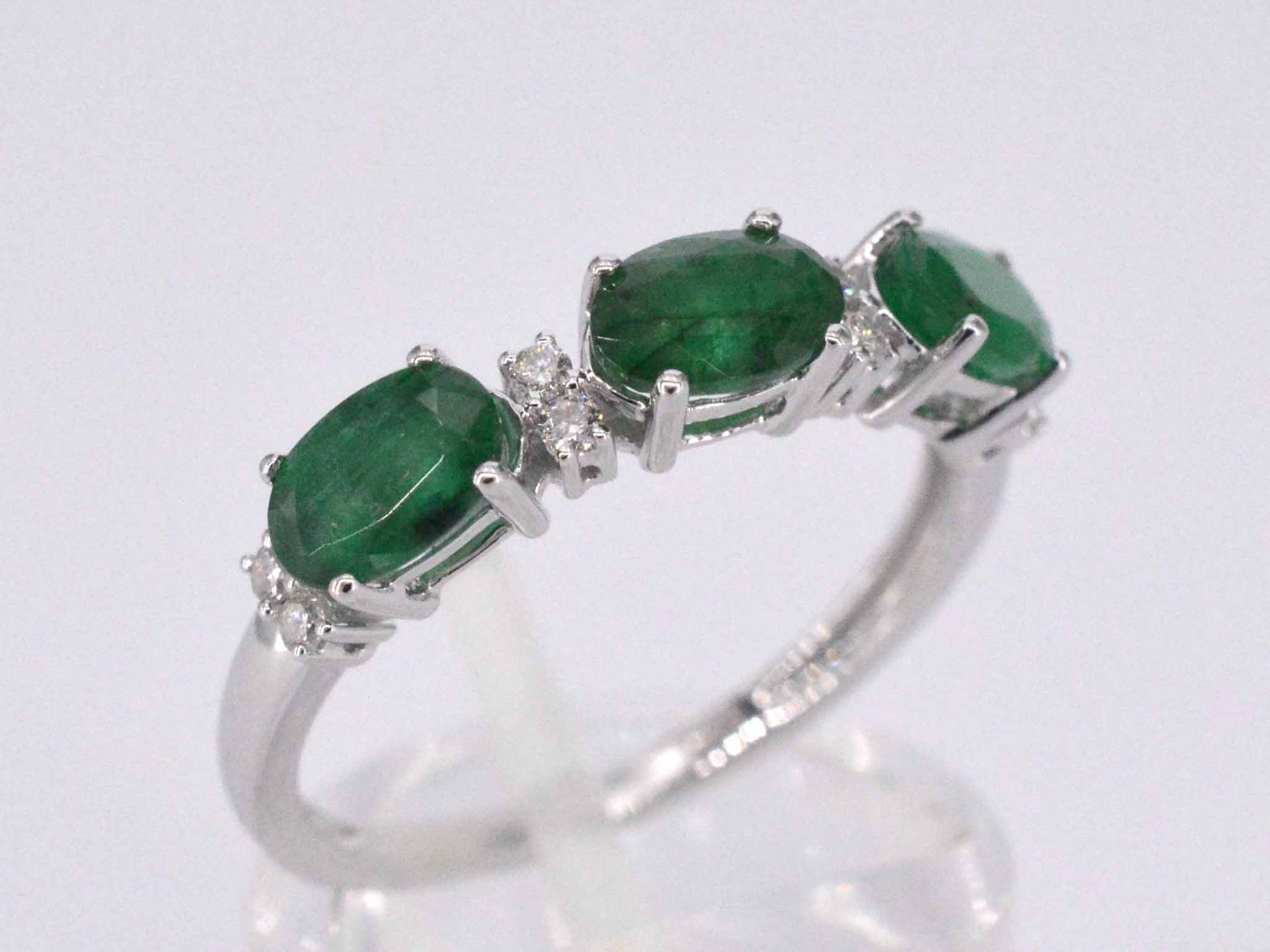 Witgouden ring met diamanten en smaragd 2126-3