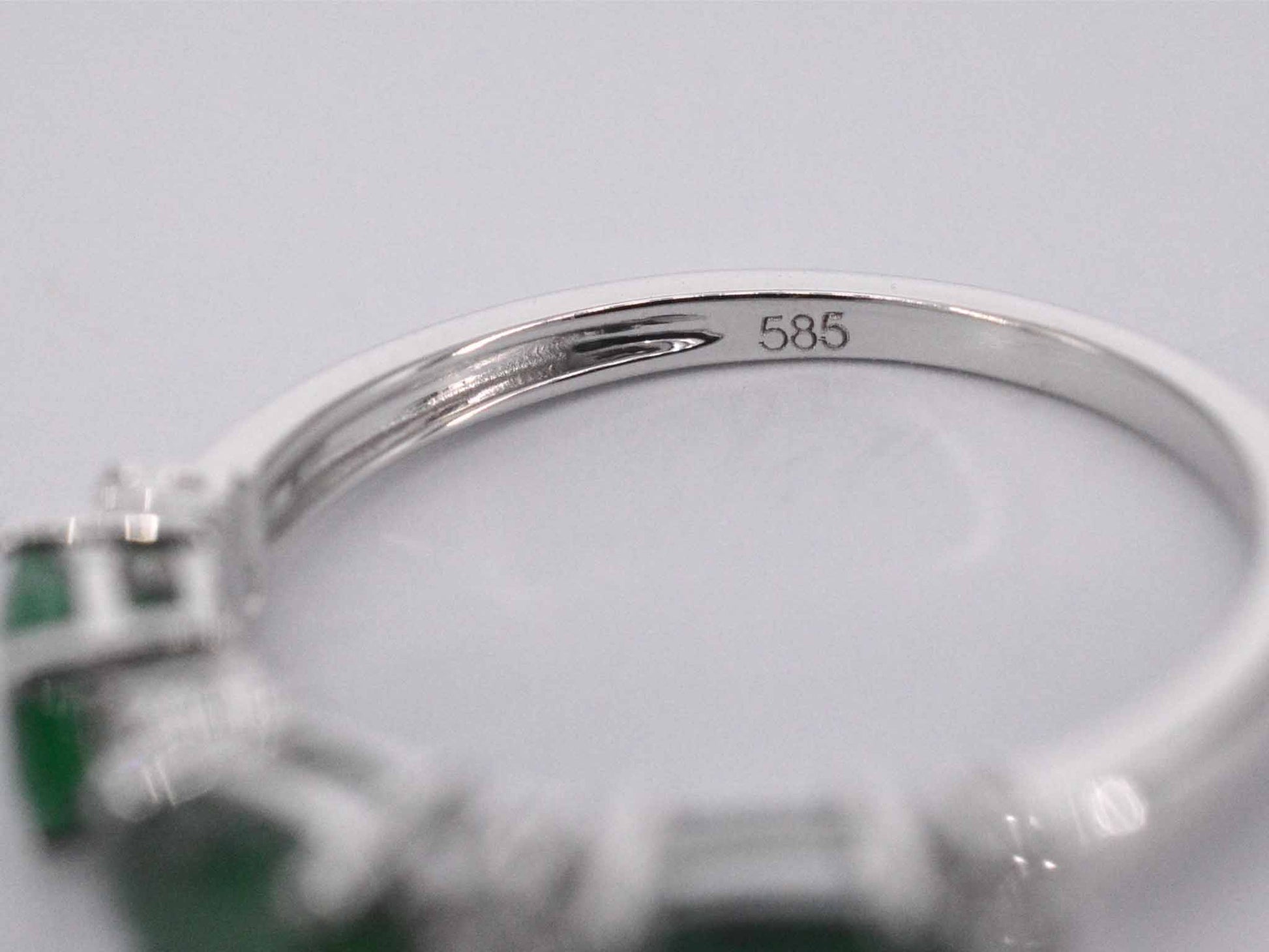 Witgouden ring met diamanten en smaragd 2126-7