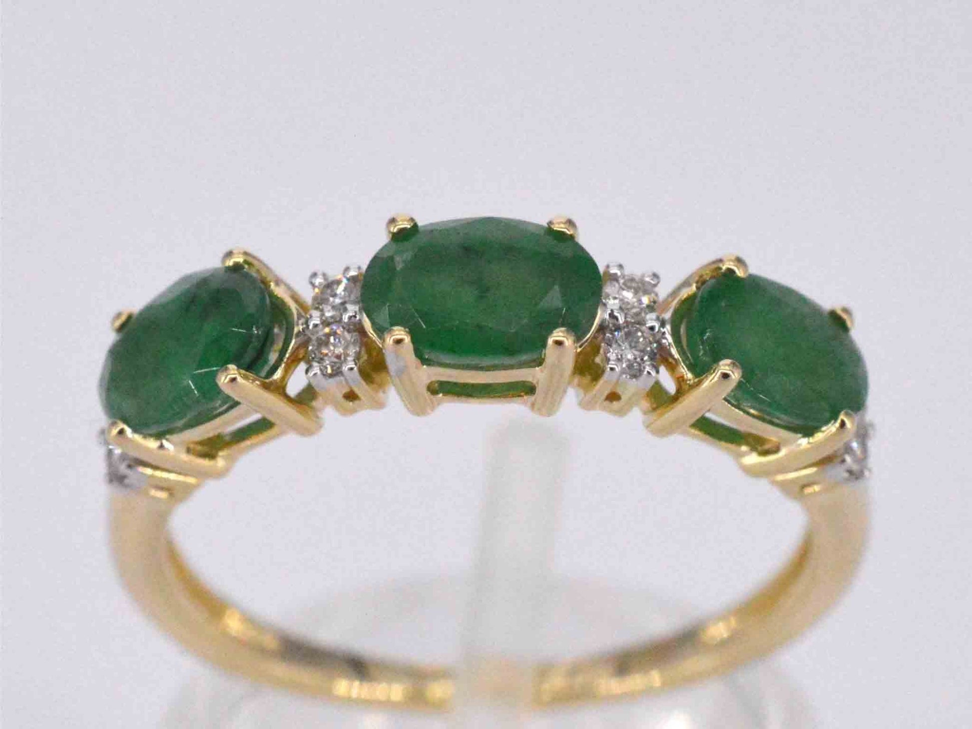 Gouden ring met diamanten en smaragd 2127-9